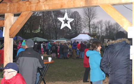 Adventsmarkt auf dem Kinderspielplatz Lintach